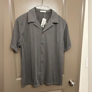 Men’s short sleeve button up L